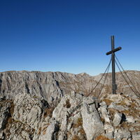Gipfelkreuz mit den Aflenzer Starizen im Hintergrund
