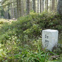 ... gehts dann den Grenzsteinen folgend...