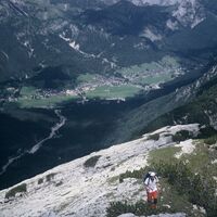 Die letzten Meter des Gipfelgrats und großer Panoramablick auf Sappada und die Berge der Nordseite