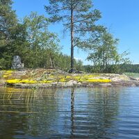 Gedenkmal für die Fischer, die in den 1960er Jahren an der Spitze von Hevossaari auf der Seite von Honkasaari ertrunken sind