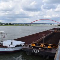 Binnenschiffe an der Kaianlage im RheinPark