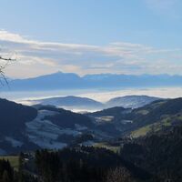 am Weg zu den beiden Wegkreuzen, ein Blick nach St. Ulrich am Johannserberg – im Hintergrund der Hochobir und das Koschutamassiv