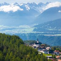 Panoramaweg Reith - Drohnenaufnahme Reith mit Kalkkögeln im Hintergrund.jpg