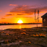Sonnenuntergang mit Stadtmauer und Pegelturm