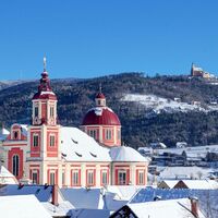 Schloss Pöllau und Kirchen im Winter in der Oststeiermark
