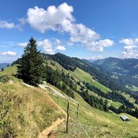 Schöner Bergpfad entlang des Grates