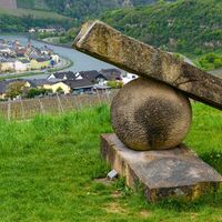 Skulptur Kniegelenk am Nitteler Skulpturenweg
