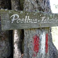 Das Schild ist alt, der Postbus in Bucheben nagelneu.