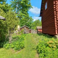 Am Ende des Naturpfads kann man sich auf dem Museumsareal erholen. Im Schaukelstuhl sitzen und im Sommer die Köstlichkeiten des Sommercafés genießen