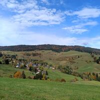 Vom Kirchenberg fällt der Blick zum Hochkopf