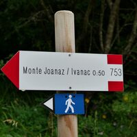 Verlassen Sie die Straße am Sattel und folgen Sie der Route 753