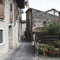 Durch das Dorf Tenno
