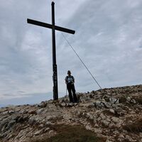 am Gantkofel/Macaion beim Kreuz und Gedenkstein