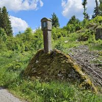 Marterl auf Felsen