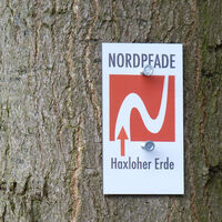 Markierungszeichen des NORDPFADES Haxloher Erde