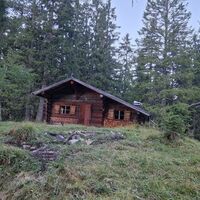 Die Jagdhütte mitten im Wald , hinter der Hütte geht der Pfad weiter.