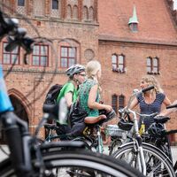 Radfahrer vor dem Rathaus Jüterbog