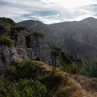 spektakulärer Steig mit Blick auf's Ziel