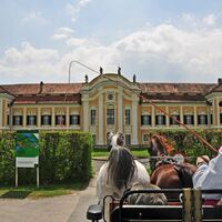 Der Schlosskutscher vor dem Schloss Schielleiten im Apfelland