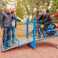 Rollstuhlwippe im Sparkassenpark