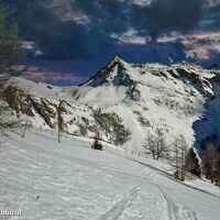 Nur die Skispuren zerschneiden das Weiß des Schnees.
