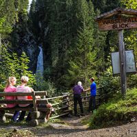 Gemütliche Rast mit Blick auf den Wasserfall