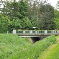 4.5 km Links über Brücke über den Hagenbach