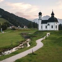 Abendstimmung am Seekirchl in Seefeld im Sommer.jpg