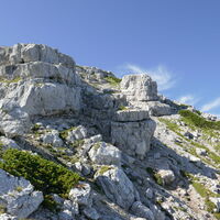 an den Felsen noch vorbei und dann wird das Gelände flacher