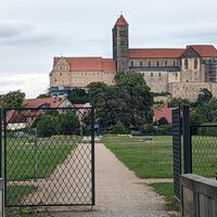 Blick von der Brühlstraße zur Stiftskirche