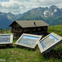 Gemütlich ausschreitend gelangen wir über den Weg zum Gasthaus Glocknerblick, der mit wohlschmeckenden Speisen zur gemütlichen Einkehr einlädt.