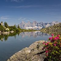 Der Spiegelsee mit der Spiegelung des Dachsteinmassives