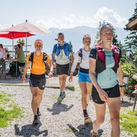 Trailrunning in der Region Seefeld - Läufer und Läuferinnen bei der Wettersteinhütte.jpg