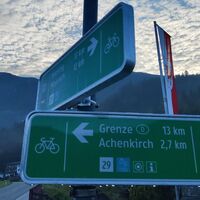 Schild am Achenseeradweg, der zugleich ein Teil der münchen venezia Route ist