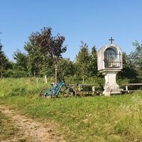 Das Marterl und Bankerl belohnt die steile Auffahrt nach Schiltern