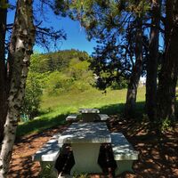 Picknicktisch am Startplatz des Gleitschirmfliegens am Coll du Petit Perthuis
