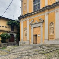 Links vor der Kirche einbiegen