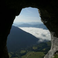Blick aus der Höhle ins Tal