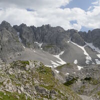 das kleine Törl ist nicht zu übersehen, der Blick ins Kar von der Hütte aus gesehen ist einmalig