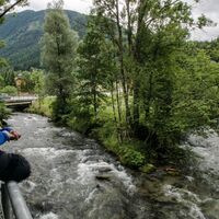 Leute am Aussichtssteg am Wanderportal Untertal-Dorf