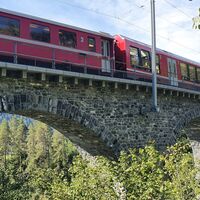 Zug bei der Unterführung