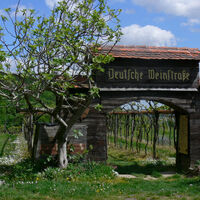 Eine Miniaturausgabe des Deutschen Weintors steht in den Weinbergen oberhalb Schweigen-Rechtenbachs.