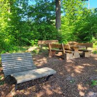 Sitzgelegenheiten am Aussichtspukt Trifelsblick