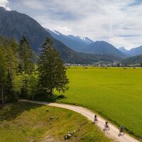 Scharnitz - Wanderung Dorfrunde - Biker am Weg von Scharnitz nach Gießenbach (2).jpg