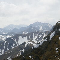 Blick zum Gipfelkreuz und ins Herz der Seckauer Tauern