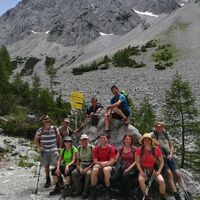 AV-Wanderer an der Wegkreuzung zum Klettersteig (Hochstuhl)