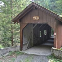 Holzbrücke über den bis zu 100 m tiefen Mülito