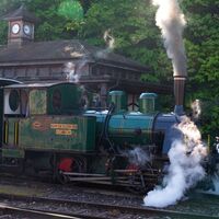 Feldschlösschenbahn vor dem Gästebahnhof 