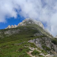 Anstieg in Kehren über den Südgrat