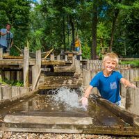Kind Wasserspielplatz DIE GARTEN TULLN